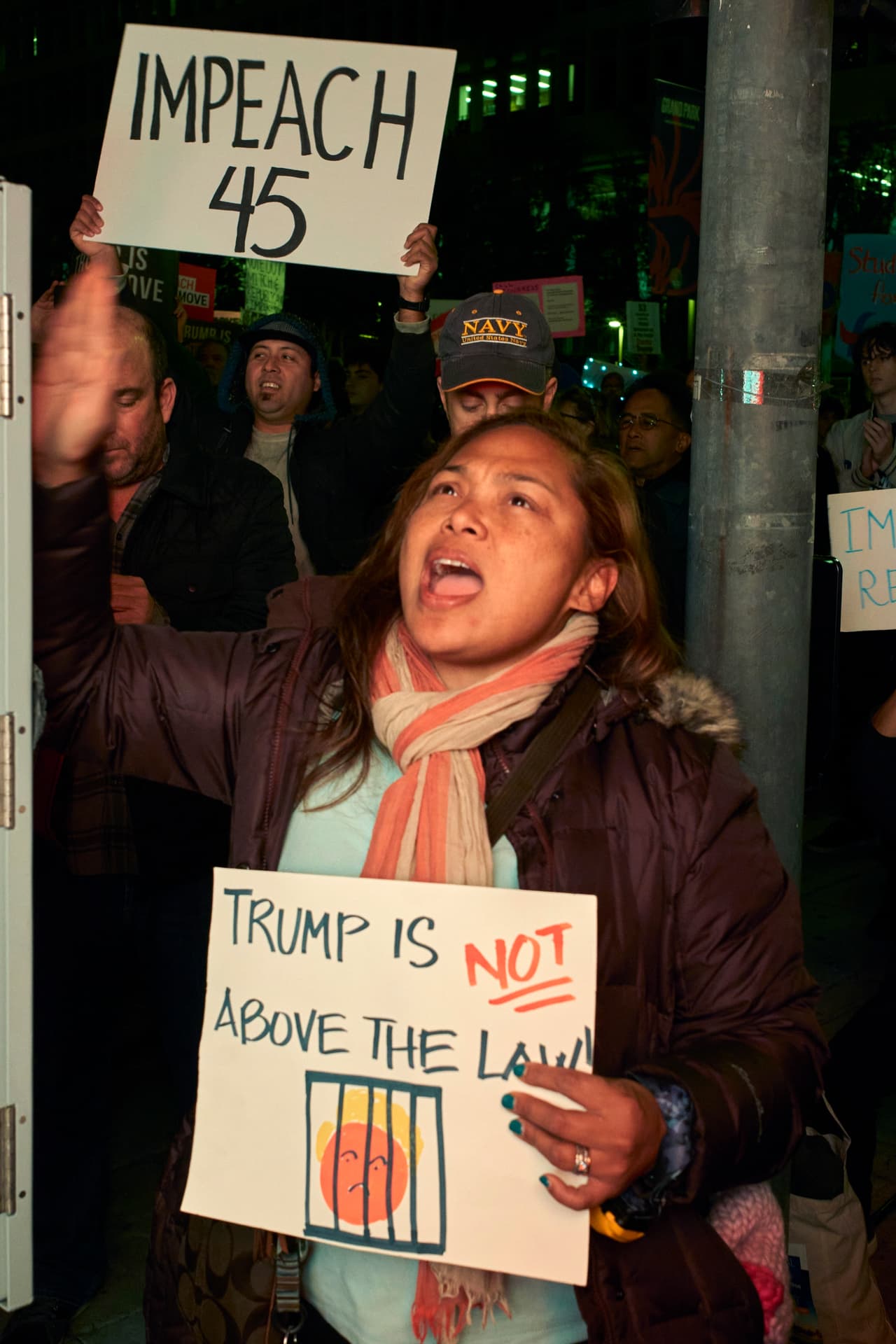 La concentración en la ciudad se realizó este martes en Grand Park, donde la ex representante Katie Hill y el actor Alyssa Milano se encontraban entre los que se dirigieron a la multitud. 
<br>