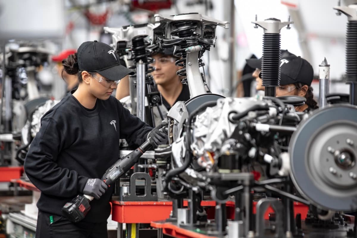 <h3 class="cms-H3-H3"><b>Tesla</b></h3>
<br>
<br>Tesla dijo que parará la producción de fábrica en Fremont, California al final del día 23 de marzo.