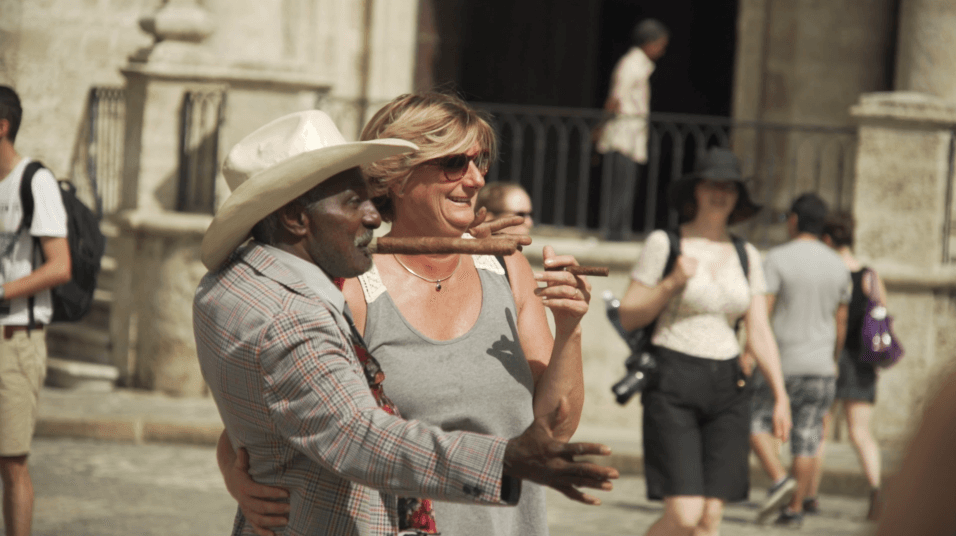 Esos cruceros han dejado imágenes como esta. Hasta hace poco era impensable ver grupos de turistas estadounidenses desembarcando en la isla.