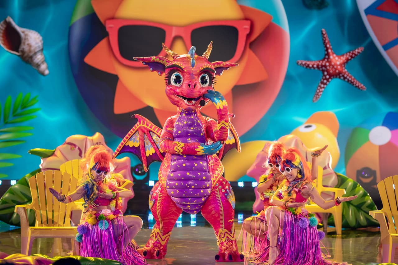 El segundo combate a muerte inició con Alebrije cantando ‘Me Porto Bonito’ y sorprendió a todos haciendo el paso de Anitta, que posteriormente fue replicado por los cuatro investigadores y por Omar Chaparro. Ninguno de ellos cambió de opinión respecto a quién creían que se encontraba detrás de la máscara, tras su presentación.