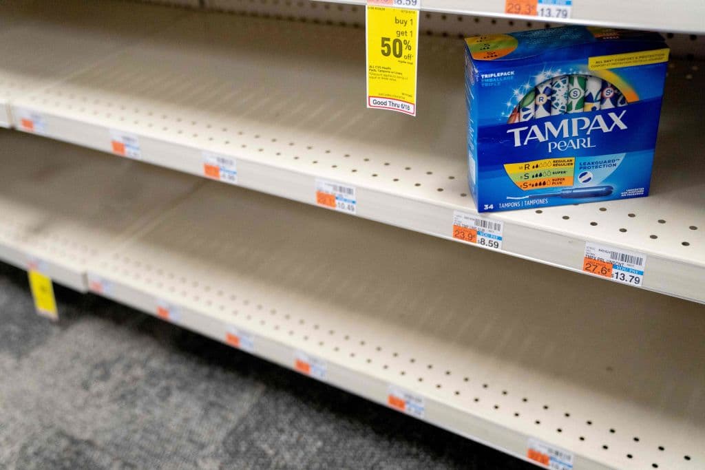 En estos días, se está dando un fenómeno mundial que afecta también a EEUU: hay un
<b>desabastecimiento global de tampones</b>, como se puede ver en estanterías de supermercados como este de Washington DC.
