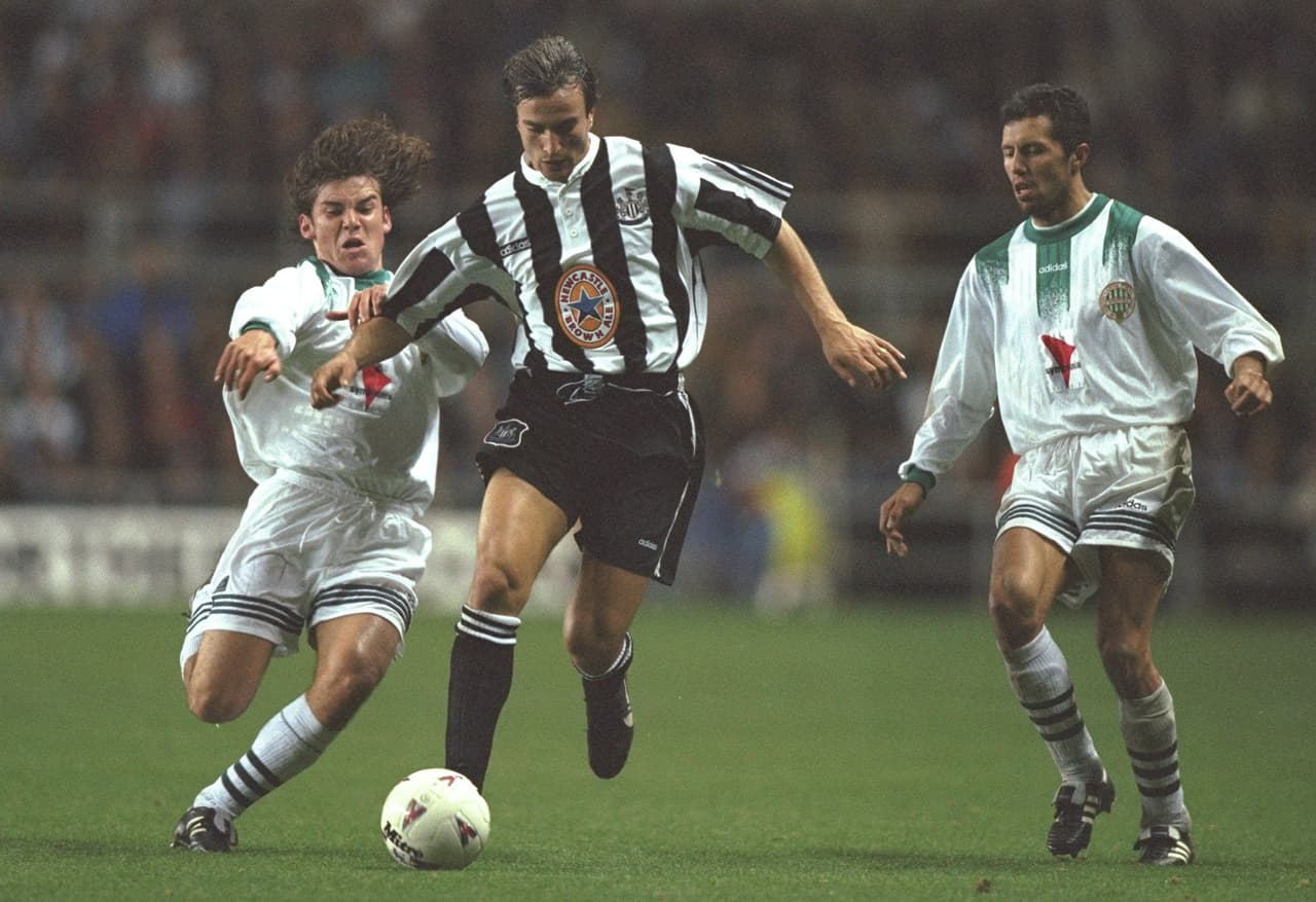 FIFA '97 David Ginola, exfutbolista francés, ahora actor y presentador ocupó la portada del FIFA '97. En 1999 fue premiado como el mejor jugador de la liga inglesa con dos distinciones, la primera con el Premio PFA como mejor jugador del año y la segunda con el Premio FWA al futbolista del año - Eslogan: "La emoción capturada"