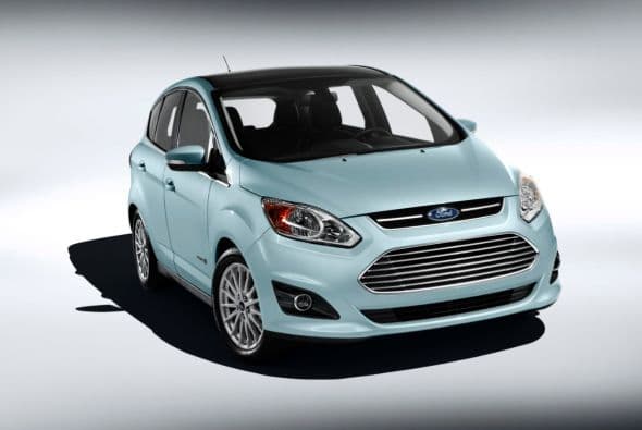 Ford C-Max Hybrid 2015- La nueva generación, que está desarrollada sobre la plataforma del Focus III, se destaca por su confort de marcha y su gran espacio interior. Las características del interior del Ford C-Max ayudan a optimizar la comodidad de los pasajeros y a tener una gran versatilidad en el espacio de carga debido a que los asientos traseros se pueden plegar.