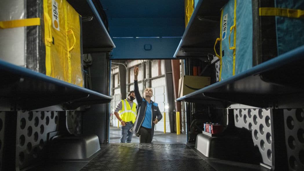 “El vehículo que hemos desarrollado con Amazon no es solo eléctrico. Priorizamos la seguridad y la funcionalidad para crear un vehículo optimizado para las entregas de paquetes”, dijo RJ Scaringe, Director Ejecutivo de Rivian. “Pensamos en cómo los conductores entran y salen de la camioneta, cómo se siente el espacio de trabajo y cuál es el flujo de trabajo para entregar paquetes”, agregó.