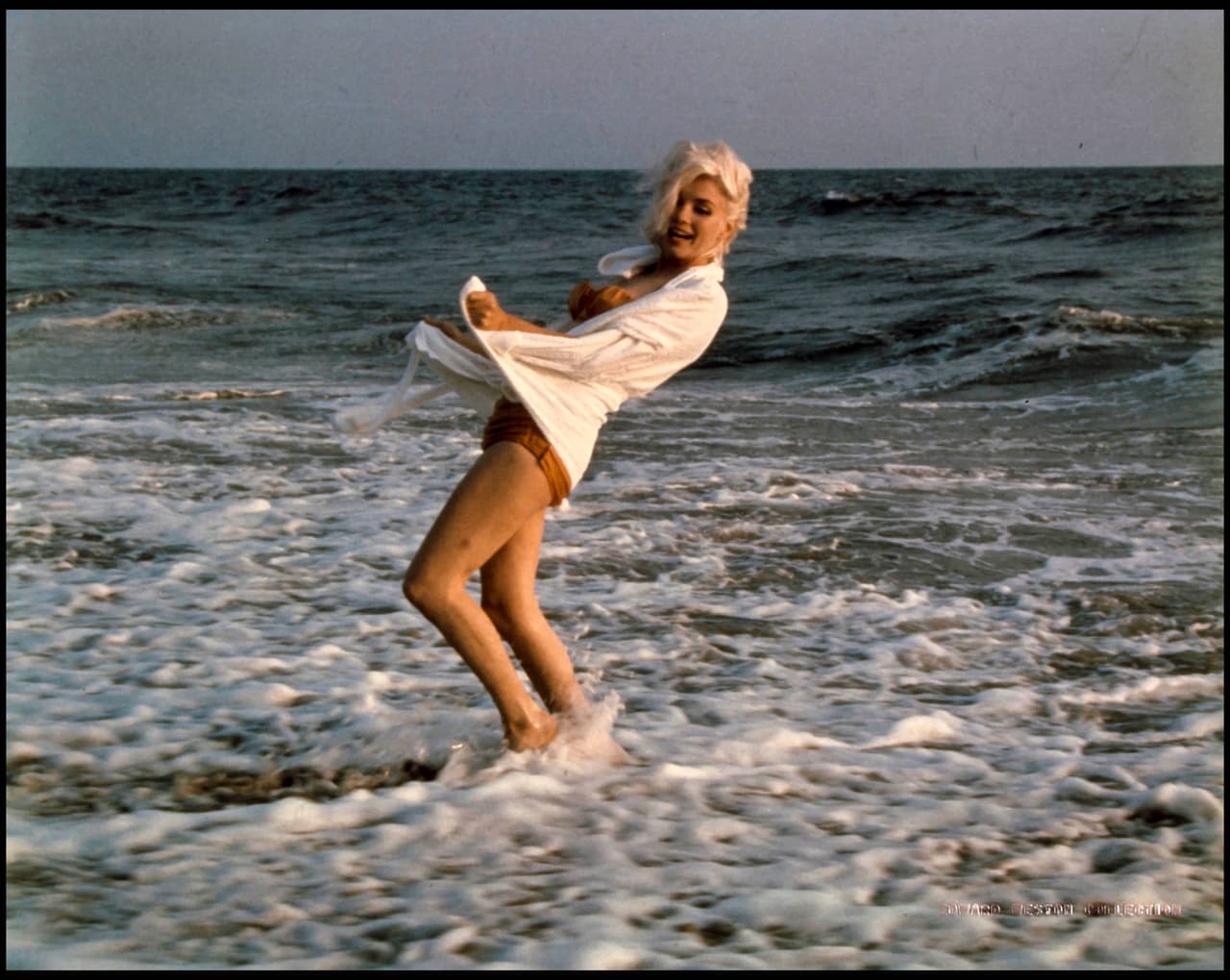 Se muestra a la leyenda de Hollywood hermosa y juguetona en el mar.