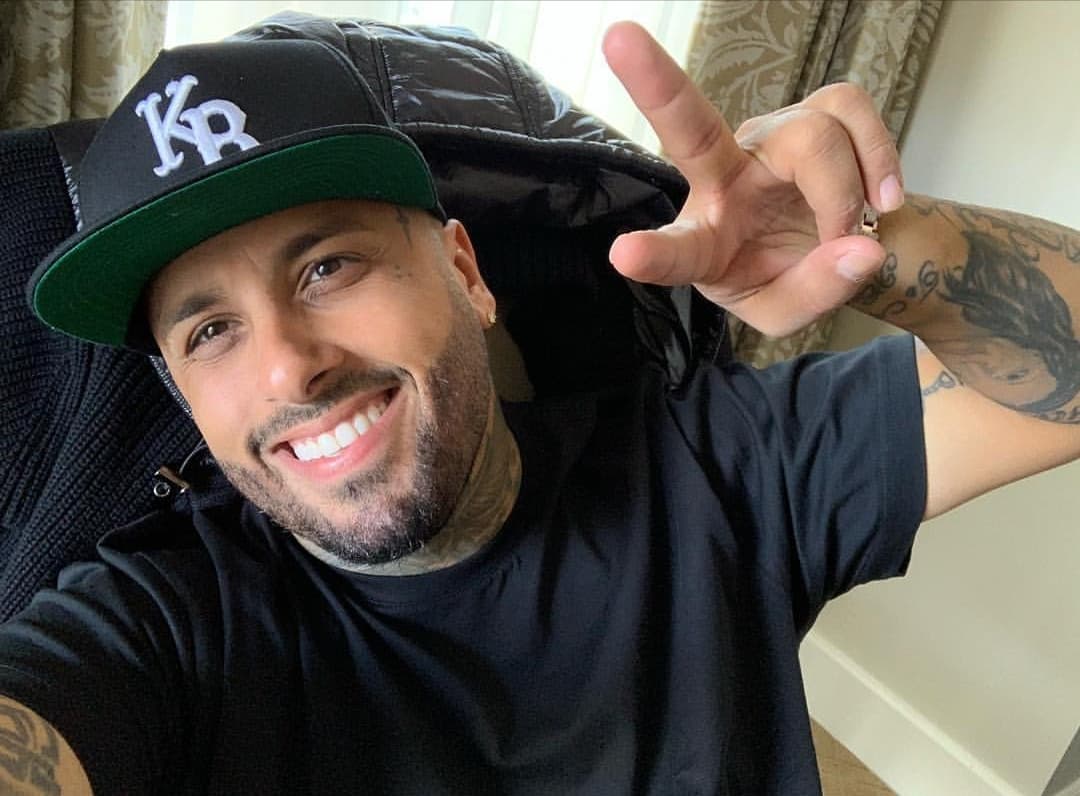 “Invité a cantar a varios compañeros, uno fue Nicky Jam que apareció en el estudio con un amigo y escuchó ‘Back In The City’, le gustó y empezó a improvisar, fue algo muy orgánico y natural”, mencionó el exponente español.
<br>