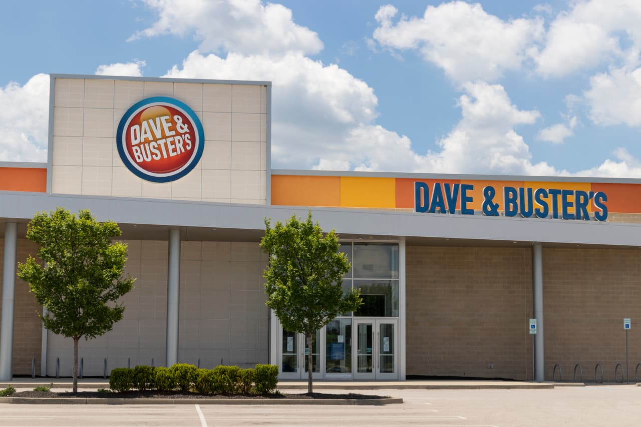 <b>Dave & Buster's.</b> La compañía de restaurantes que combinan servicio de comida y entretenimiento solicitó un préstamo de $550 millones a través de una oferta de pagarés garantizados a cinco años. Aunque ha estado reabriendo tiendas lentamente es posible que continúe clausurando locales. Esta cadena advirtió que la declaración de quiebra podría ayudarle a reestructurar su deuda.