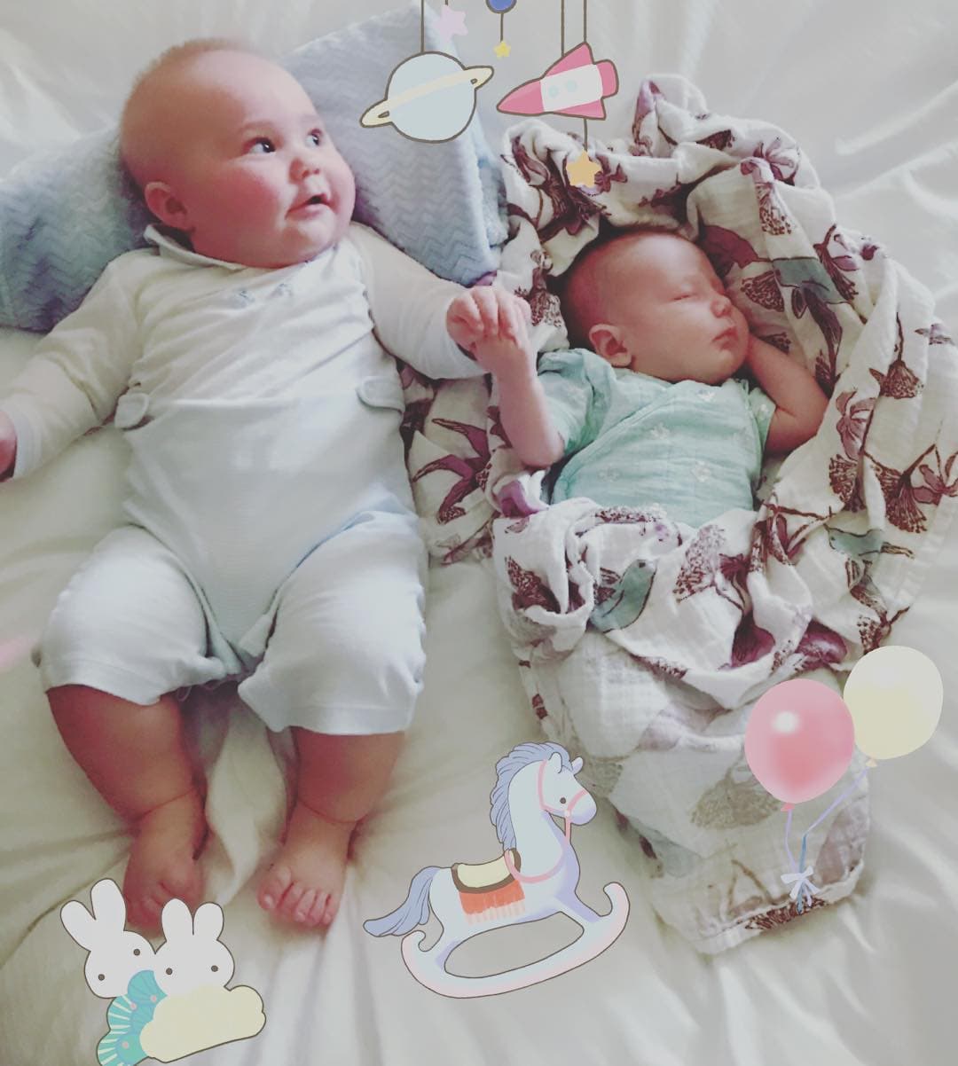 Este último momento nos dejó impactados, pues aquí se puede ver aún mejor el crecimiento de
<b>Manuelito</b>. La imagen fue tomada mientras el pequeño estaba recostado junto a la recién nacida sobrina de
<b><a href="http://www.univision.com/temas/anahi">Anahí</a></b>. ¿Crees que Manuelito heredará el talento de su bella mamá?