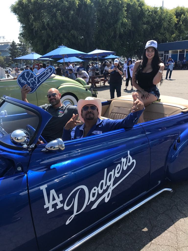 A las afueras del estadio, el trío de locutores posó en este majestuoso carro con emblemáticos del equipo angelino.