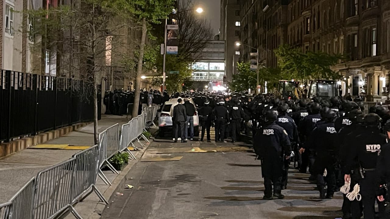 Un gran número de agentes de Policía de Nueva York 
<a href="https://www.univision.com/local/nueva-york-wxtv/policia-protestas-universidad-columbia-campus" target="_blank">entraron a la Universidad de Columbia, la noche del martes</a>, para 
<b>dispersar a decenas de manifestantes contra la guerra Israel-Hamas que permanecían en el campus</b>.