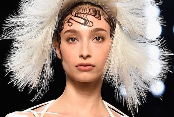 Play it safe. Una variante segura del clásico black on black es un esfumado en tonos tierra.