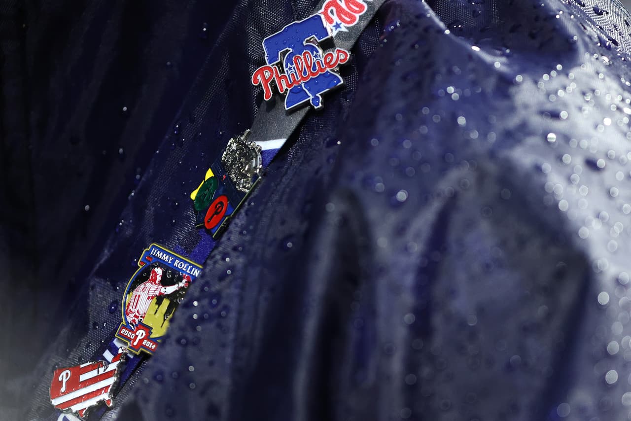 Una vista detallada de los bolos de los Filis vistos durante la octava entrada en el quinto juego de la Serie de Campeonato de la Liga Nacional entre los Filis de Filadelfia y los Padres de San Diego.