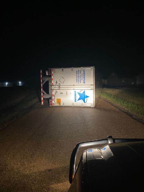 Foto de un camion de 18 ruedas, que fue volcado por los fuertes vientos en el condado Johnson (esta foto fue compartida por la Oficina de Manejo de Emergencia del condado Johnson).
