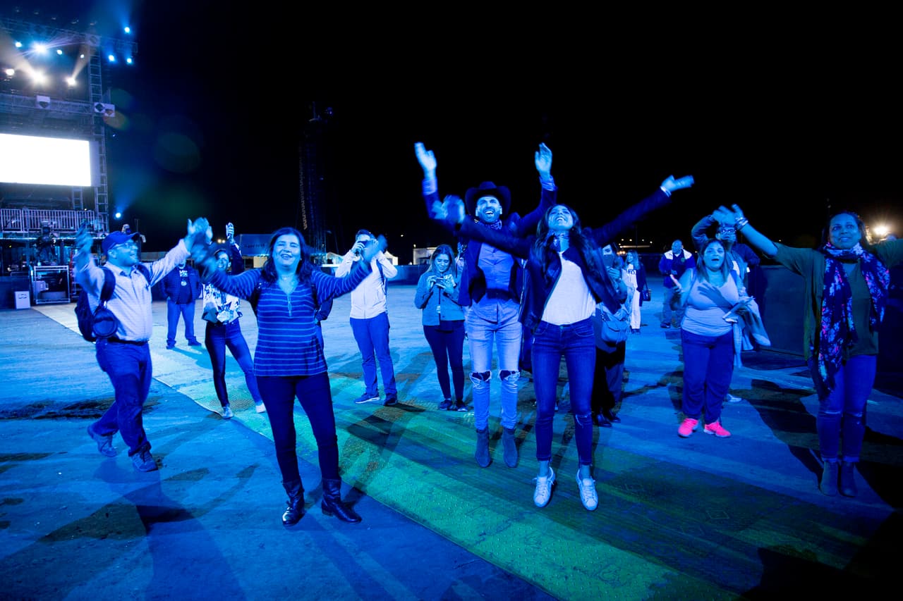 Nuestros productores y talentos celebrando la diversidad desde los ensayos. (David Maris/Univision)