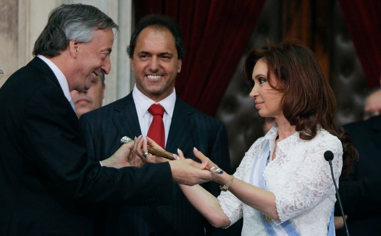 Scioli ve como Néstor Kirchner le entrega el bastón de mando a su esposa.