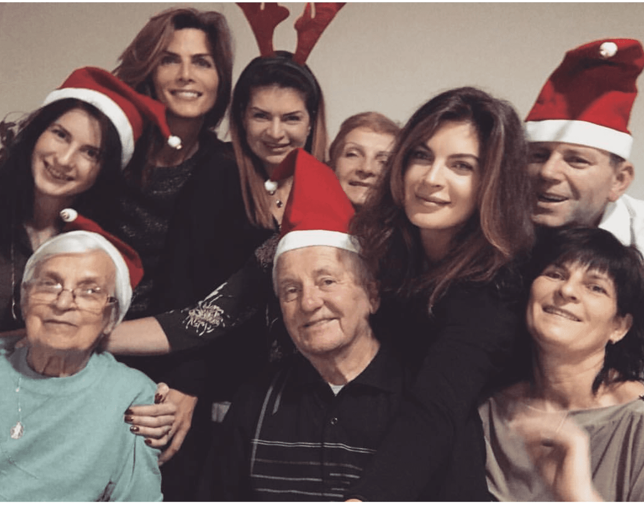 Con esta fotografía, donde vemos a familiares y amigos de Yaya junto a la conductora, Montserrat mostró cómo pasó la reciente Navidad junto a su "nueva" familia.