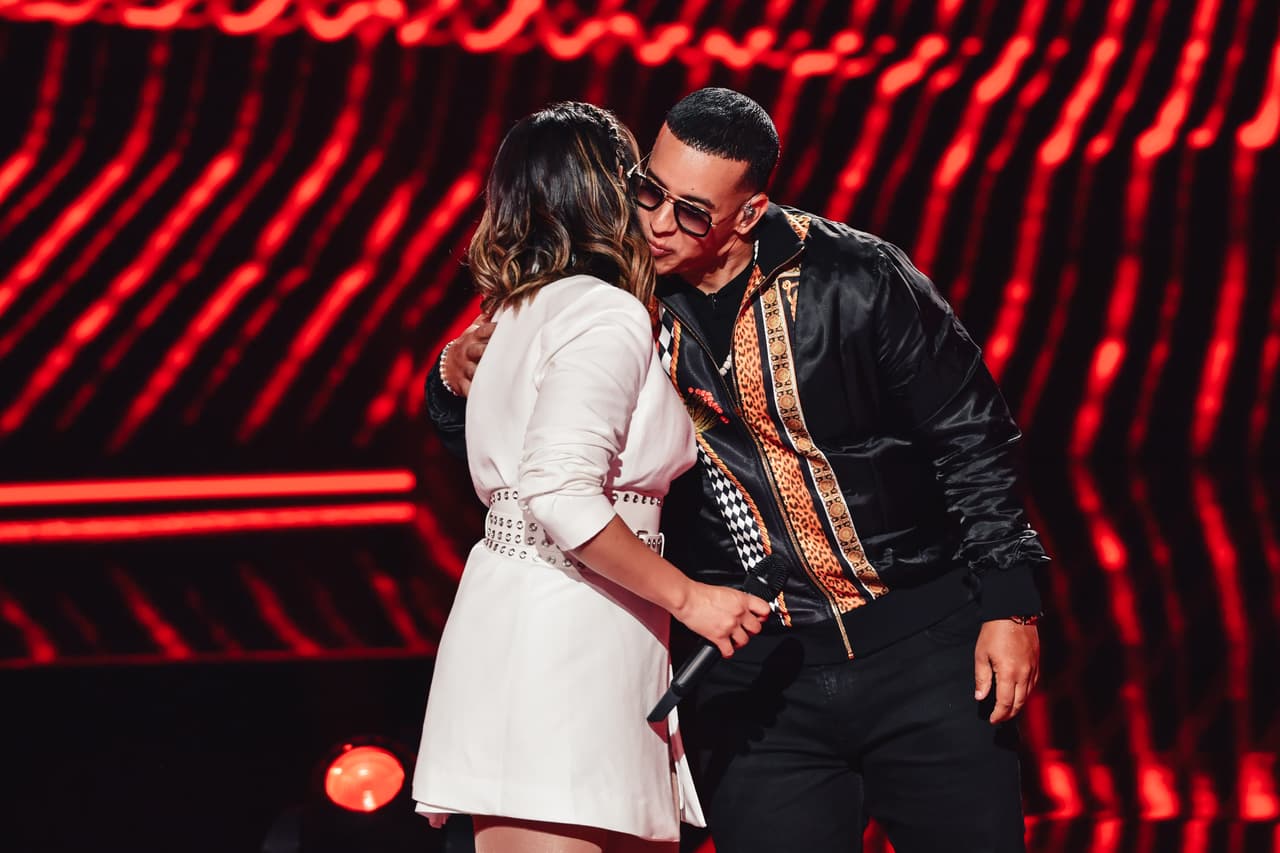 Daddy Yankee saludó a cada chica.