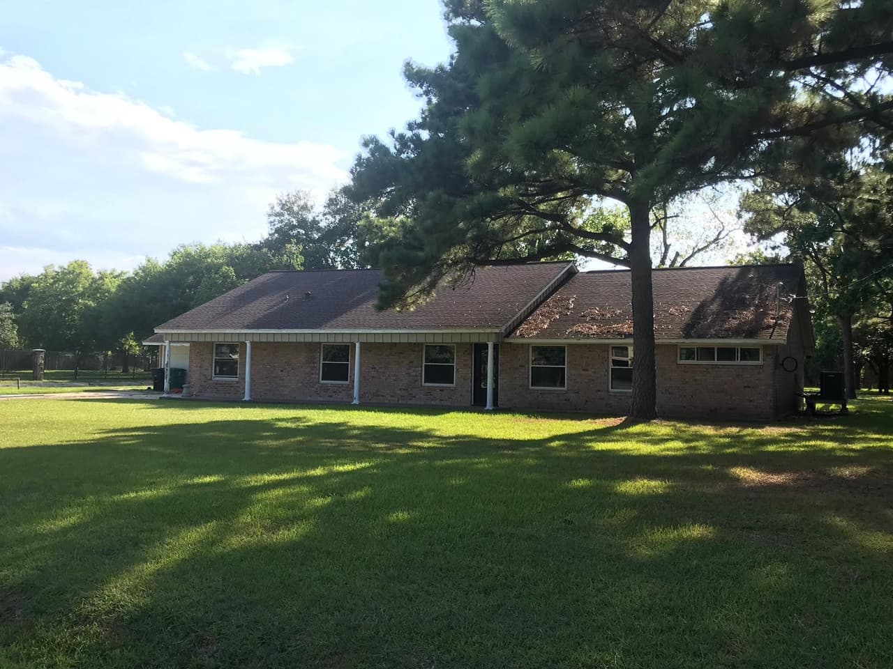 A 10 millas de ahí, Joaquín García tiene otra propiedad de tres cuartos y tres baños cuyo precio se estima en 351,000 dólares. El lote mide 42,120 pies cuadrados.