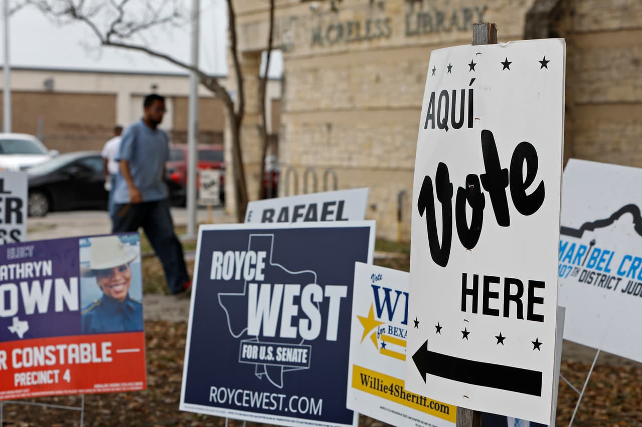 Los funcionarios electorales también usarán desinfectante y equipo protector, así como se ha considerado poner paneles de plástico en algunos centros de votación similares a los que hay en supermercados. El gobierno de Texas 
<a href="https://www.texastribune.org/2020/05/26/texas-coronavirus-voting-procedures/" target="_blank">ha recomendado también mantener la distancia social</a> recomendada para evitar el contagio de coronavirus.