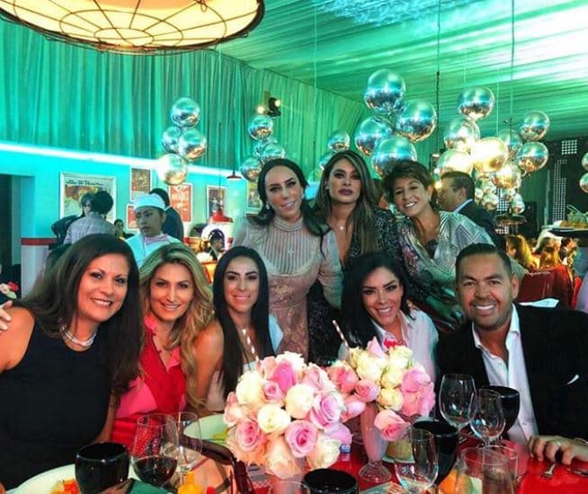 Entre las diversas imágenes que comparte en su cuenta de Instagram, también incluye momentos con sus amigas en desayunos, fiestas infantiles y reuniones, con lo que comprueba que le gusta divertirse.
<br>