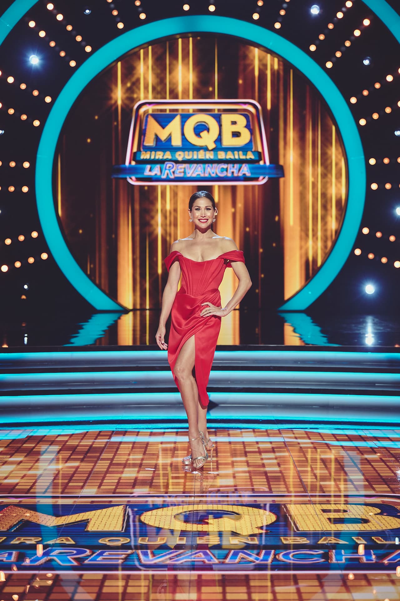 Bianca Marroquín deslumbró con un vestido rojo satinado y una sensual abertura que resaltaba su pierna. Complementando su elegancia, lució el pelo recogido que le dio un toque de distinción.