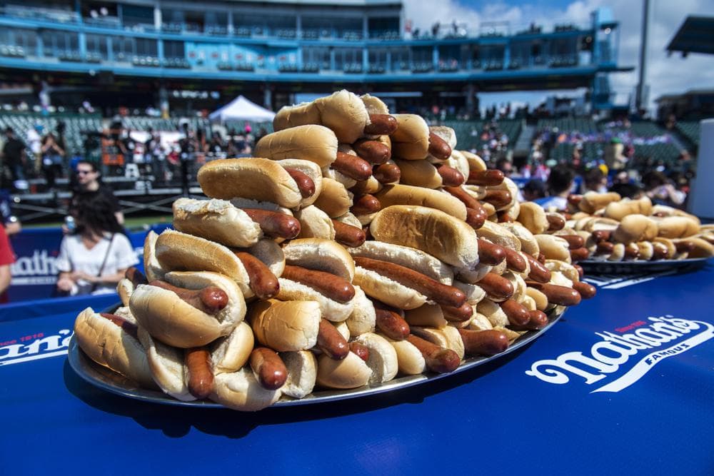 Establecen un nuevo récord mundial en el concurso de devorar hot dogs en Nueva York