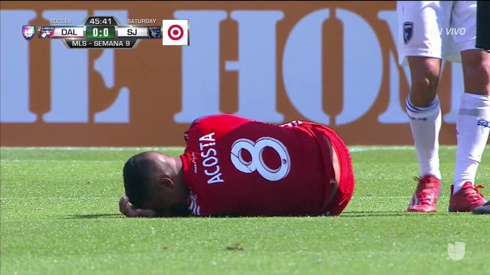 Tarjeta amarilla. El árbitro amonesta a Aníbal Godoy de San Jose Earthquakes