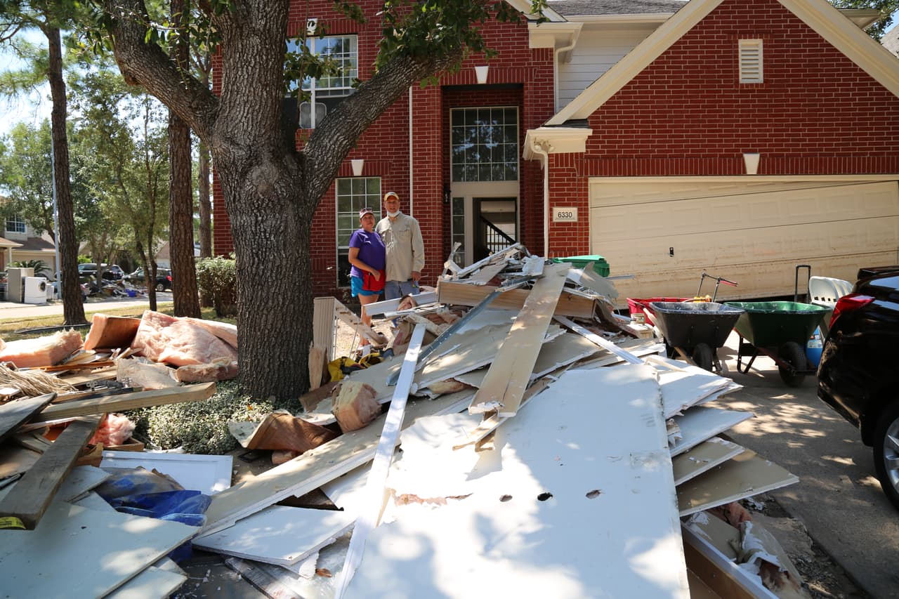 Cindy y Javier Ramírez han estado adelantando por su cuenta los primeros trabajos de remoción de escombros del interior de su vivienda.