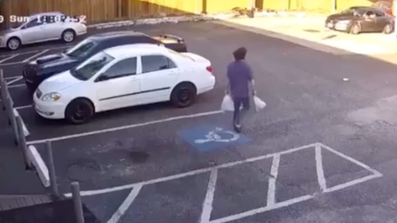 Cuando se dirige a su automóvil un grupo de hombres se le acercan.