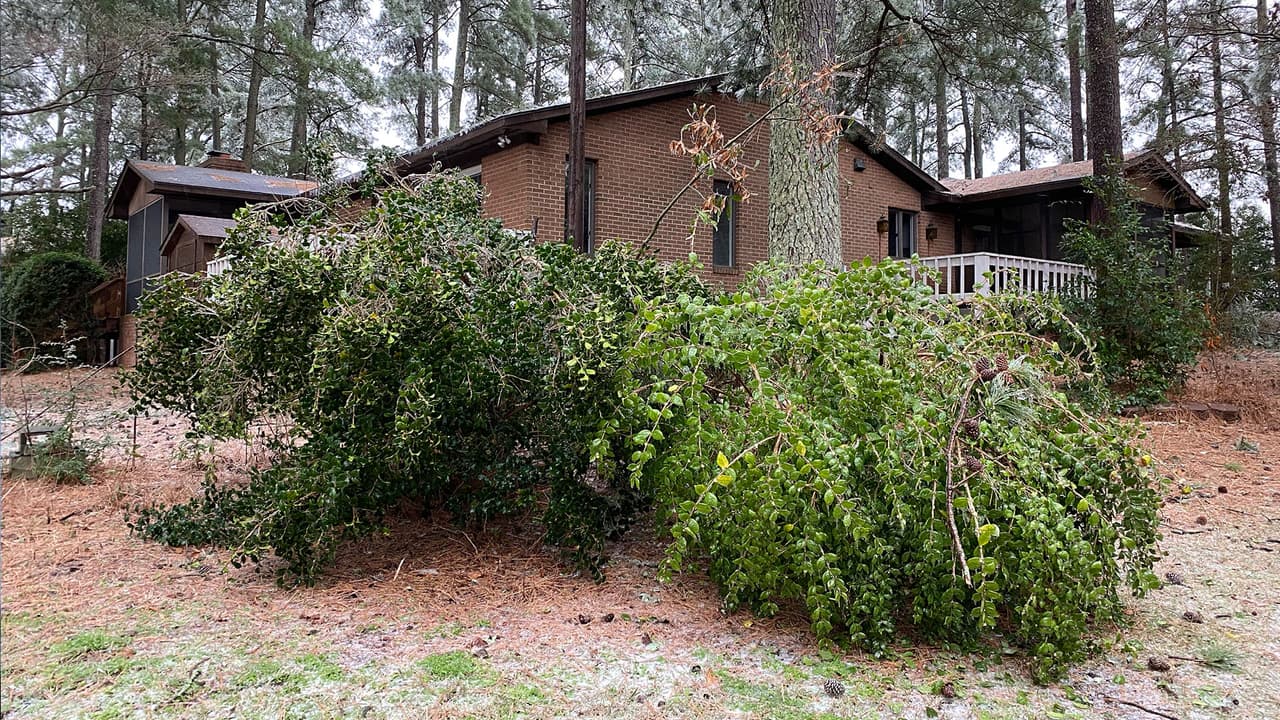 Más de 68,000 clientes de Duke Energy están sin luz en Carolina del Norte, según el reporte de las 3 p.m. La empresa informó que, según lo permitan las condiciones, 
<a href="https://www.univision.com/local/north-carolina-wuvc/duke-energy-estima-que-los-cortes-de-luz-puedan-durar-varios-dias-en-algunas-areas">las cuadrillas comenzarán a evaluar el alcance de los daños. </a>