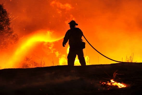 Un bombero lucha contra las llamas en California.