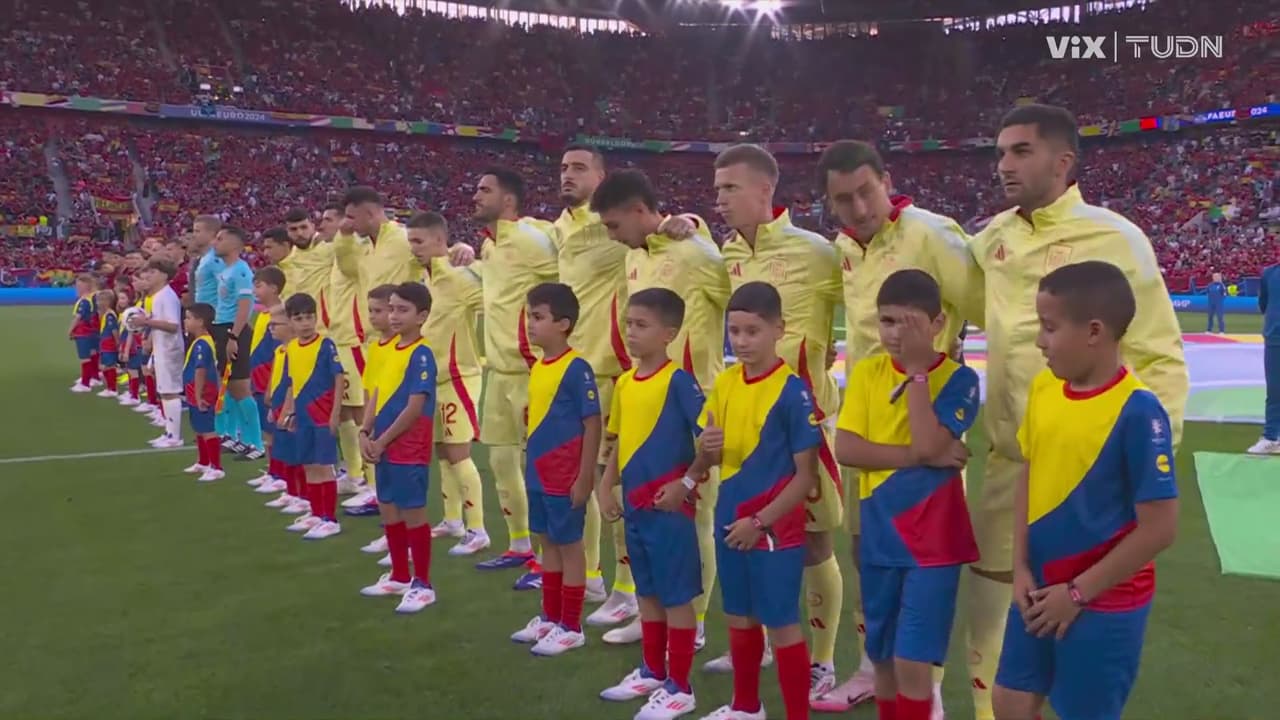 Con gallardía y a todo pulmón, se entonan los Himnos de España y Albania