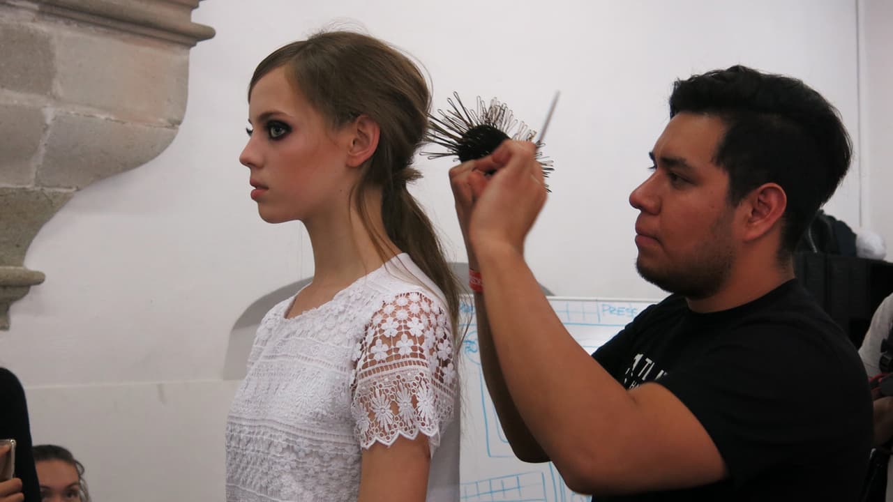 El peinado era chic y rebelde al mismo tiempo.