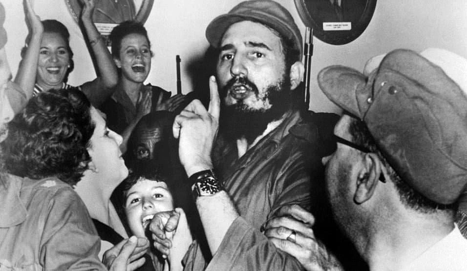 Los rebeldes celebran el triunfo de la revolución el 4 de enero de 1959.