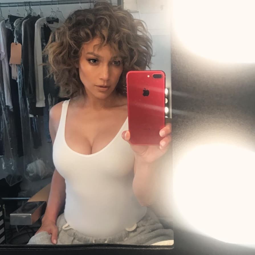 La reciente foto que publicó Jlo ha causado mucha controversia, porque para algunos fans, la cantante luce más voluptuosa.