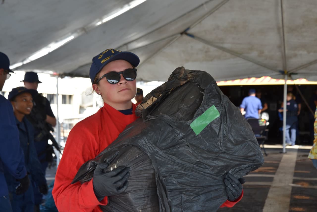 La Guardia Costera también trajo a tierra a 11 sospechosos de contrabando, que fueron detenidos en las operaciones contra el narcotráfico y enfrentarán cargos en una corte federal.
<br>