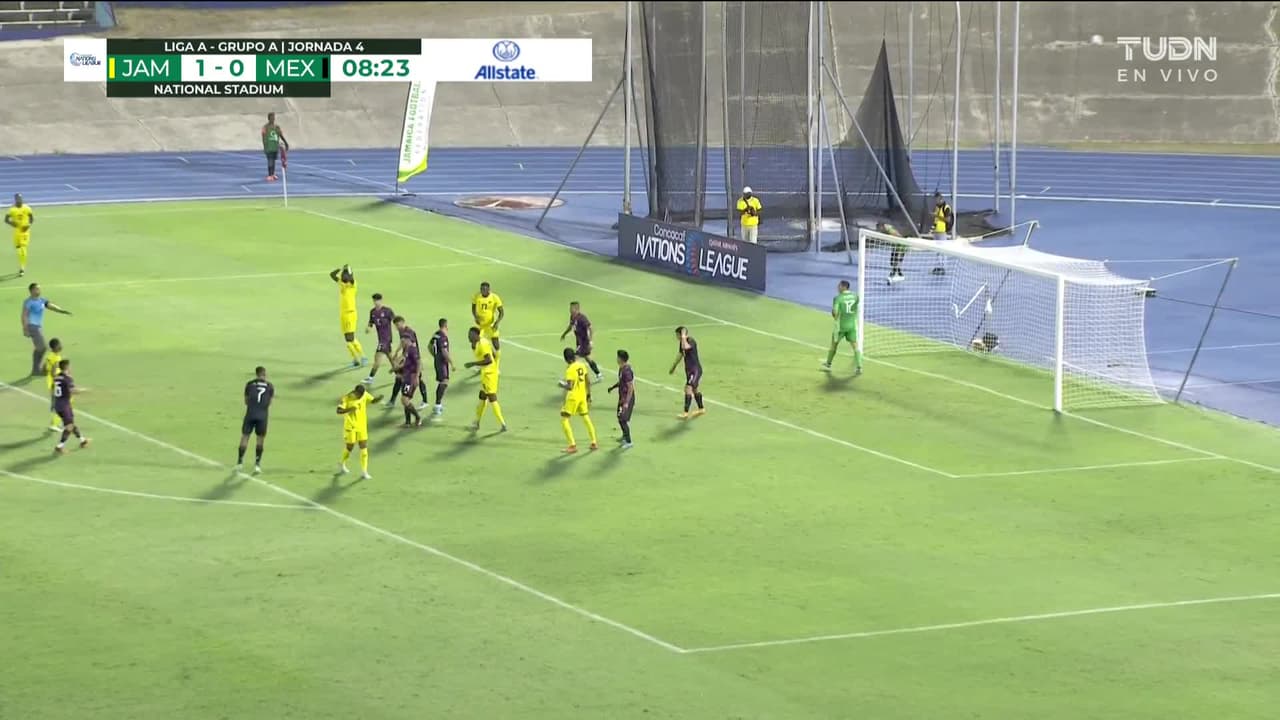 ¡CERCA! Shamar Nicholson disparó que se estrella en el poste.