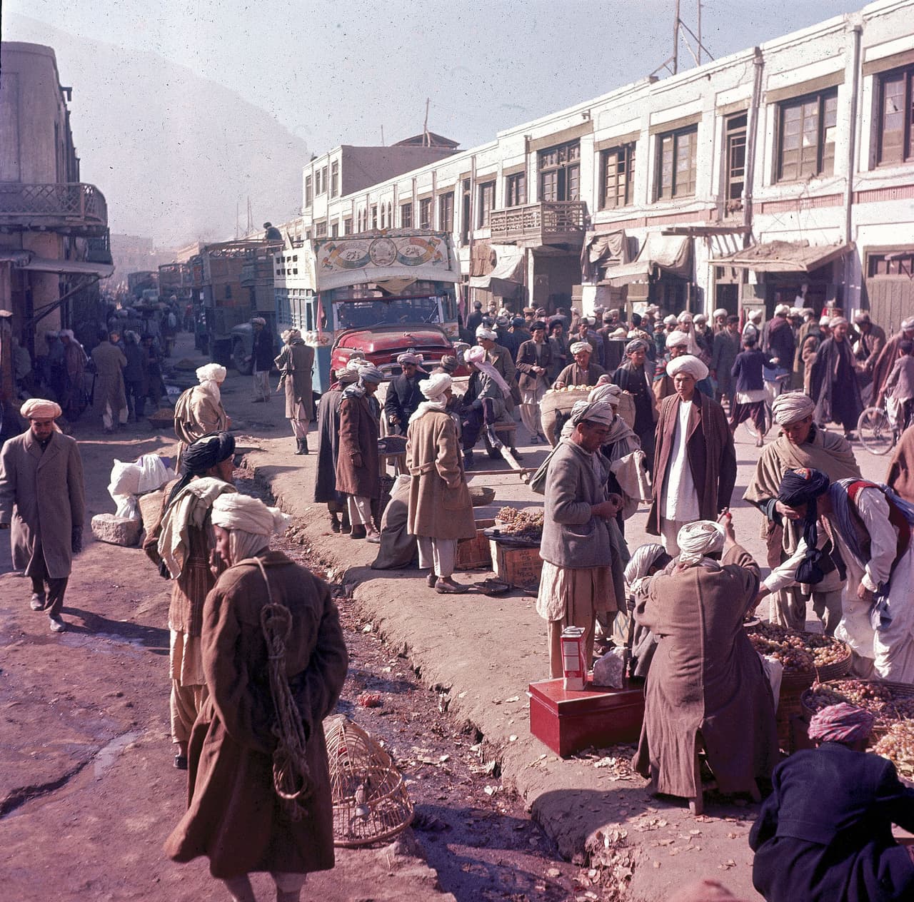Vendedores ambulantes, peatones y autos en una concurrida calle de Kabul, en 1961.
<br>
<br>Estados Unidos determinó que el grupo Al Qaeda, liderado por Osama Bin Laden y protegido por el 
<a href="https://www.univision.com/temas/taliban"><u>Talibán</u></a>, fue el responsable de 
<a href="https://www.univision.com/noticias/politica/las-fotos-nunca-vistas-del-atentado-al-pentagono-del-11-de-septiembde-de-2001-fotos"><u>los ataques al Pentágono y las Torres Gemelas el 11 de septiembre de 2001</u></a>. Fue el comienzo de la guerra más larga de la historia estadounidense.