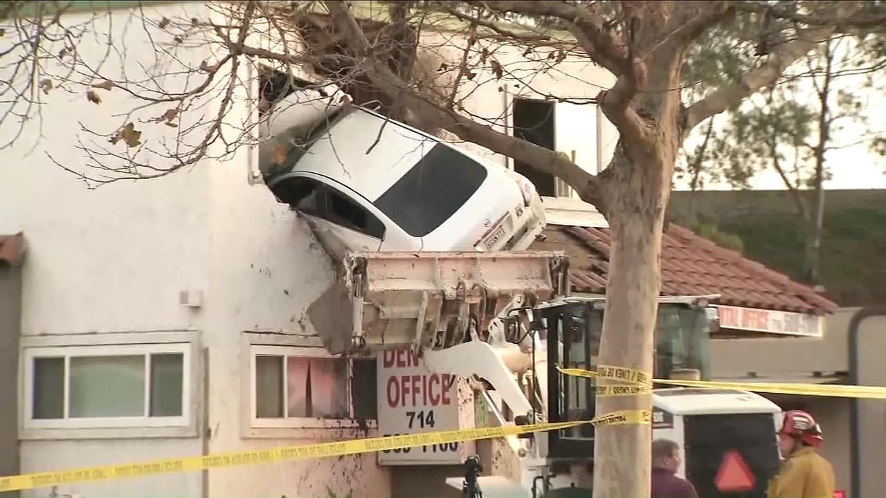 Un carro termina en el segundo piso de un edificio comercial tras accidente en el sur de California