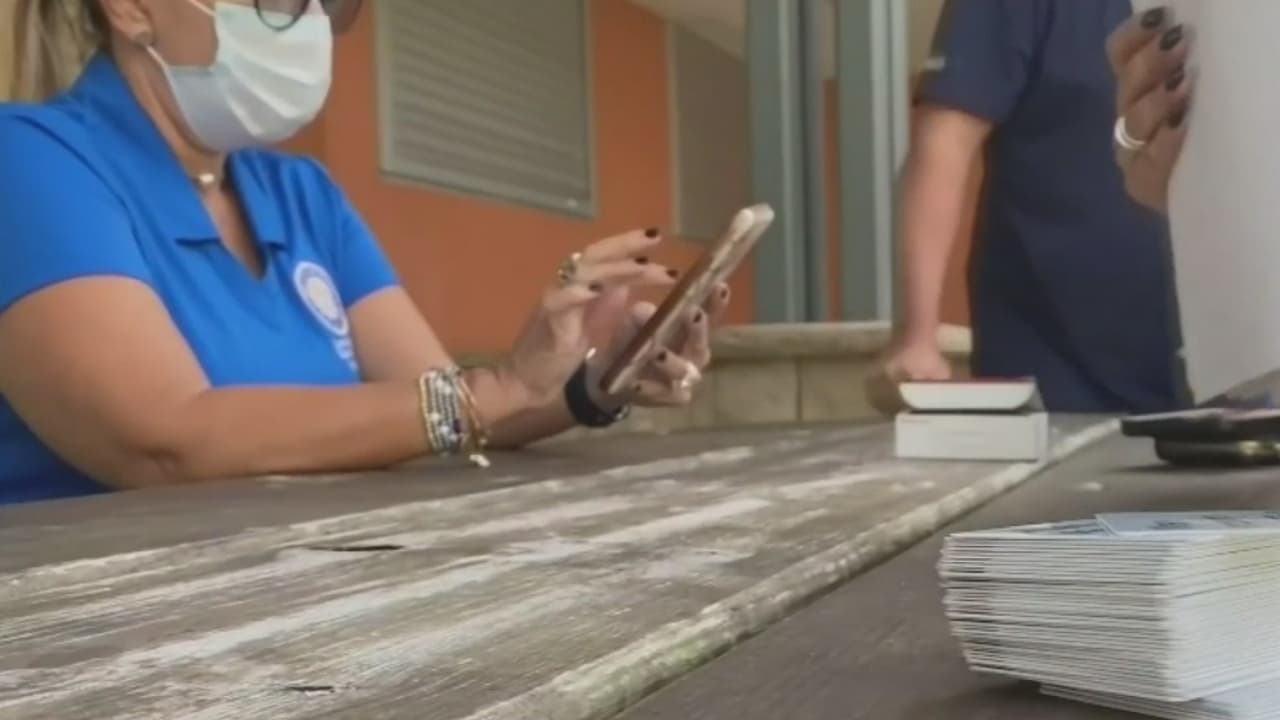 Hialeah reparte 5,000 tarjetas de regalo de $250 para los afectados por el coronavirus 