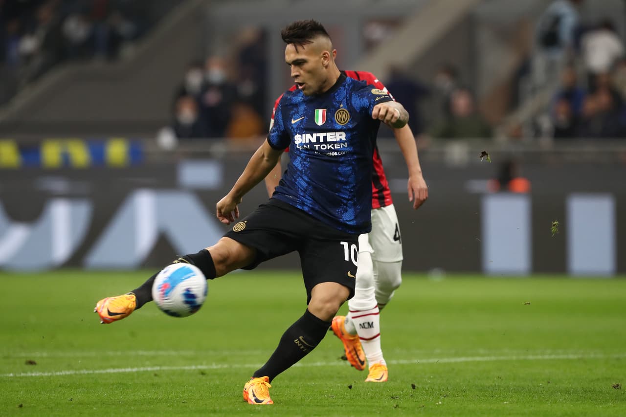 Con un disparo de volea Lautaro Martínez abrió el marcador a los 4 minutos de juego.