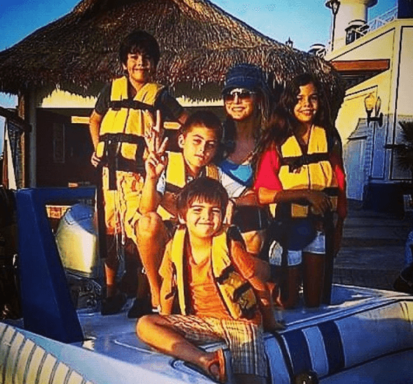 "Ella los tomó cuando Emilio tenía 8 meses, entonces durante esos 5 años un poquito más que estuvimos juntos, desde luego no solo fue una imagen materna, sino 
<b>fue en acción una madre para ellos y yo siempre estoy muy agradecido</b>", dijo en un encuentro con la prensa, reportó el show 'Sale el sol'.
<br>