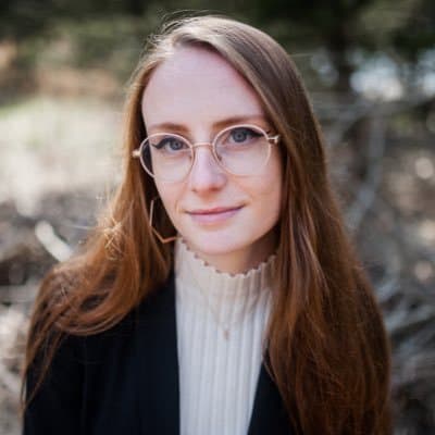 <b>CHARLOTTE BENNETT</b>
<br>
<br>"La forma en que repetía 'Fuiste violada y abusada y atacada y agredida y traicionada', una y otra vez mientras me miraba directamente a los ojos era cómo algo de una película de terror".