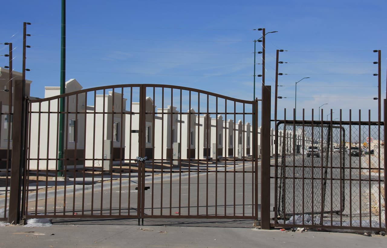 A pesar de la abundancia de casas vacías, todavía se están construyendo nuevos vecindarios en Ciudad Juárez.
