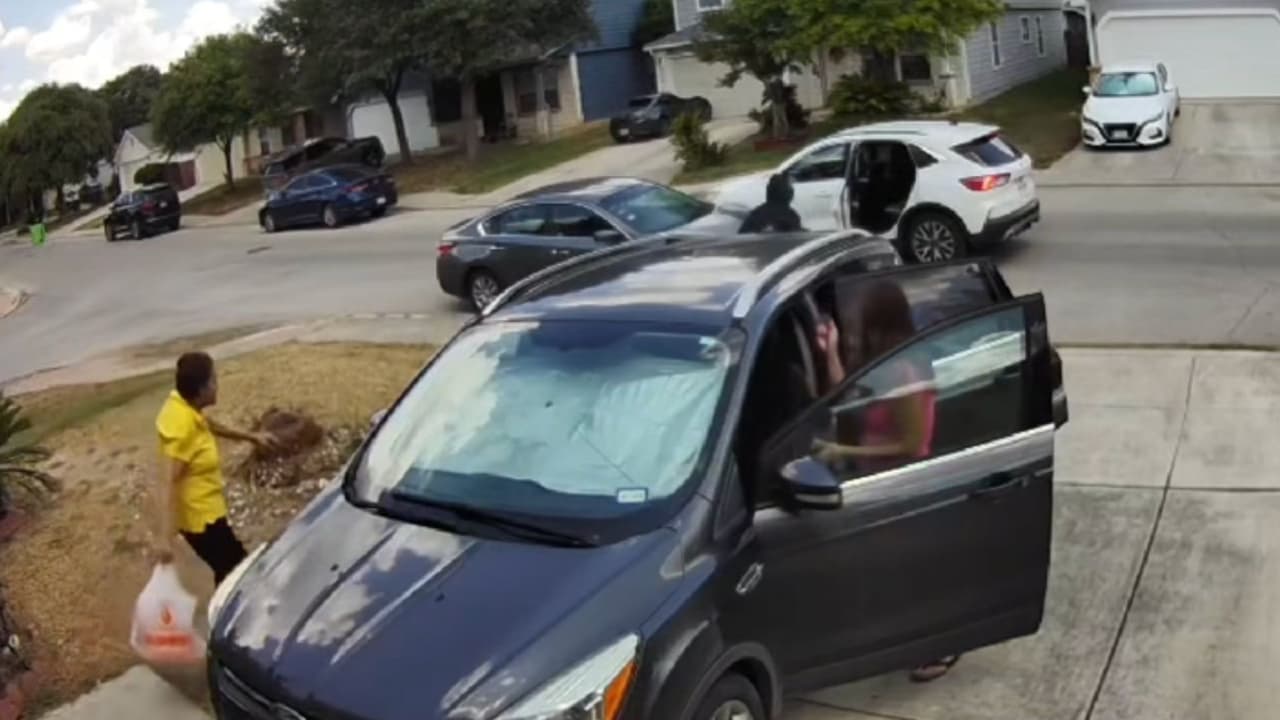 “Fui al banco antes y 
<b>llegué al pollo, pero no sé si me siguió la persona</b>… no sabíamos nada, ¿verdad?”, relató la señora. “Al abrir la puerta, bajé la bolsa con el pollo y 
<b>sentí pasos detrás… y me arrancó la bolsa. No fue mucho tiempo, pero sentí el jalón”.</b> La víctima recuerda que el atacante era una persona joven, aunque no fue agredida físicamente.