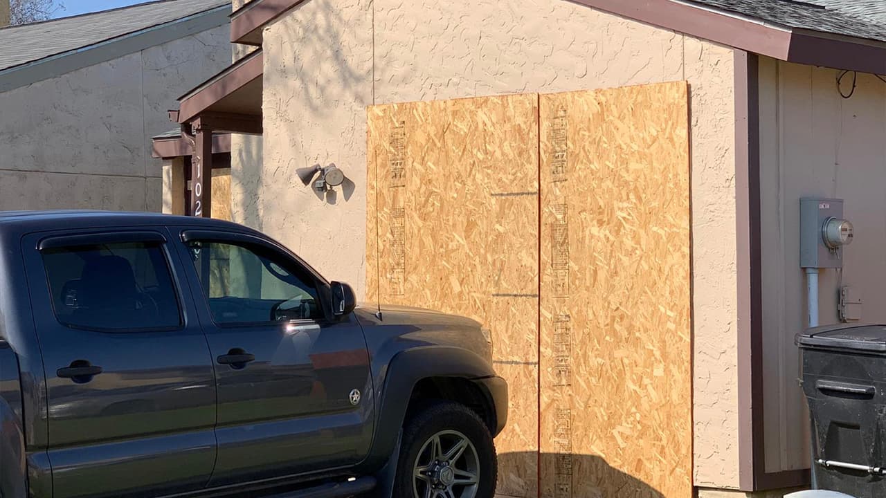 "Comenzamos a rezar" es lo que dijo María Regalado, una de las afectadas. Su casa tiene graves daños estructurales que le hace imposible volver a vivir en ella.