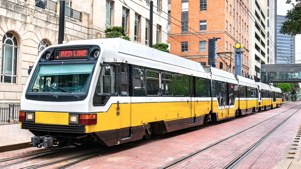 <h3 class="cms-H3-H3">Transporte público</h3>
<br>
<br>
<b>Austin: CapMetro</b> 
<br>CapMetro operará con servicio reducido, funciona como un domingo. 
<br>
<b>Houston: METRO</b> 
<br>METRO usa también su horario dominical. No hay Park and Ride. Los carriles HOV y HOT cierran jueves y viernes. 
<br>
<b>Dallas: DART</b> 
<br>DART aplica horario de fin de semana. Las rutas que solo funcionan de lunes a viernes no operan. El resto trabaja como en sábado y domingo.