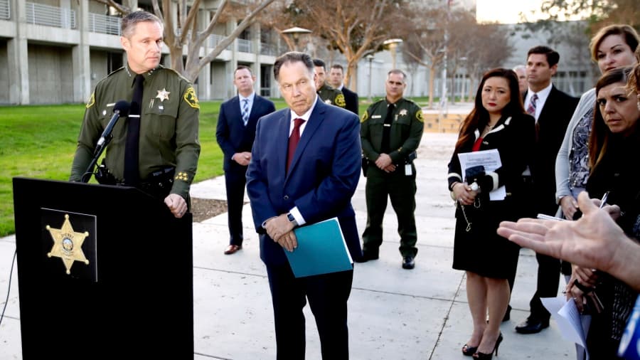 El subjefe del Sheriff de Orange, Don Barnes, y el fiscal de distrito, Tony Rackauckas, informaron el viernes 12 de enero sobre el arresto de Samuel Woodward como sospechoso del asesinato de Blaze Bernstein.