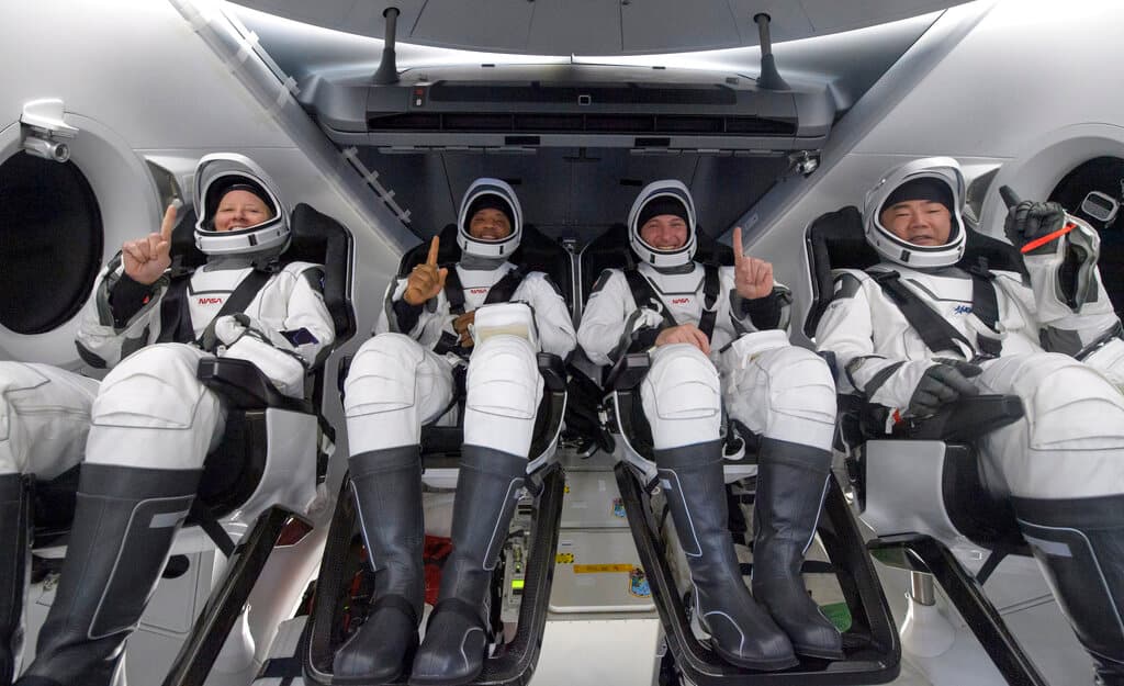 Una nave de
<a href="https://www.univision.com/temas/spacex">SpaceX</a> regresó este domingo a la Tierra desde la Estación Espacial Internacional con cuatro astronautas a bordo: los estadounidenses Shannon Walker, Victor Glover y Mike Hopkins y el japonés Soichi Noguchi, como se pueden ver en esta foto, poco antes de su llegada.