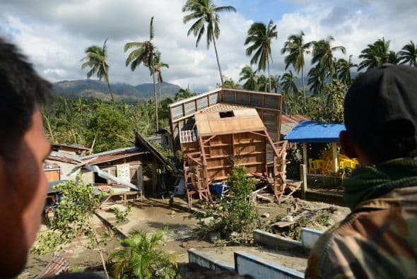 "Bopha" ha perdido fuerza desde que entró en Filipinas y ahora se encamina con vientos sostenidos de 120 kilómetros por hora hacia el Mar de China Meridional por la isla de Palawan (oeste).